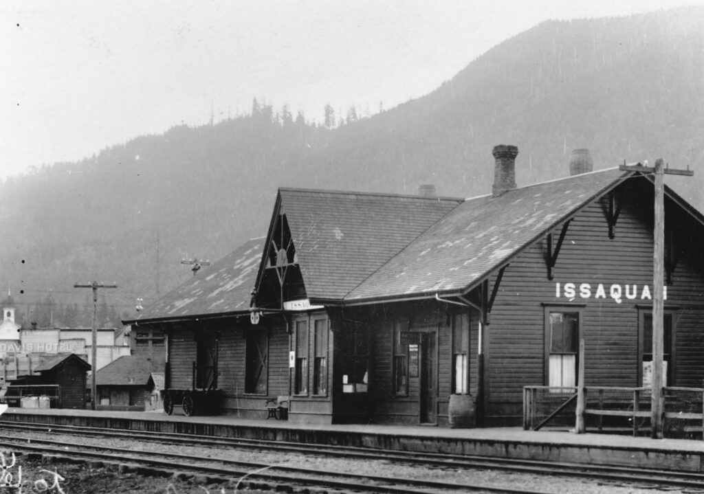 Black and white photo of building.